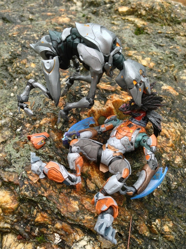 Promethean Crawler eating a Skirmisher's Head Halo 4 Figures