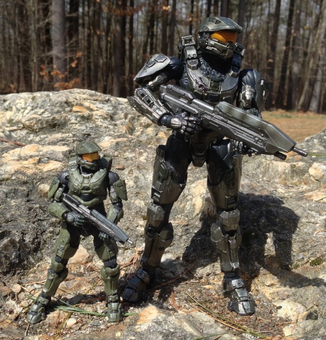 Halo 4 McFarlane & Play Arts Kai Master Chief Figures Photo Comparison