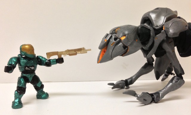 Halo Mega Bloks Cyan Spartan EVA vs McFarlane Halo 4 Crawler Figures