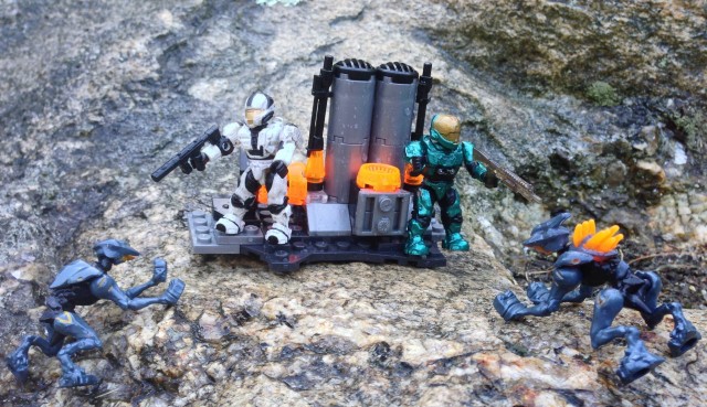 Halo Mega Bloks Spartans vs. Promethean Crawler Figures