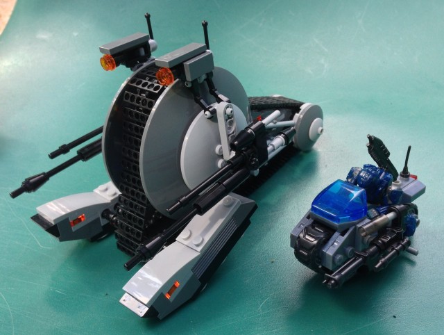Comparison of LEGO Corporate Alliance Tank Droid and Halo Mega Bloks Siege Bike