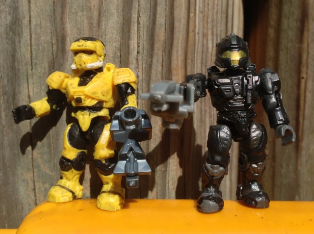 Halo Mega Bloks Series 7 Yellow EOD and Black CQB Spartan Figures with Sentinel Beams