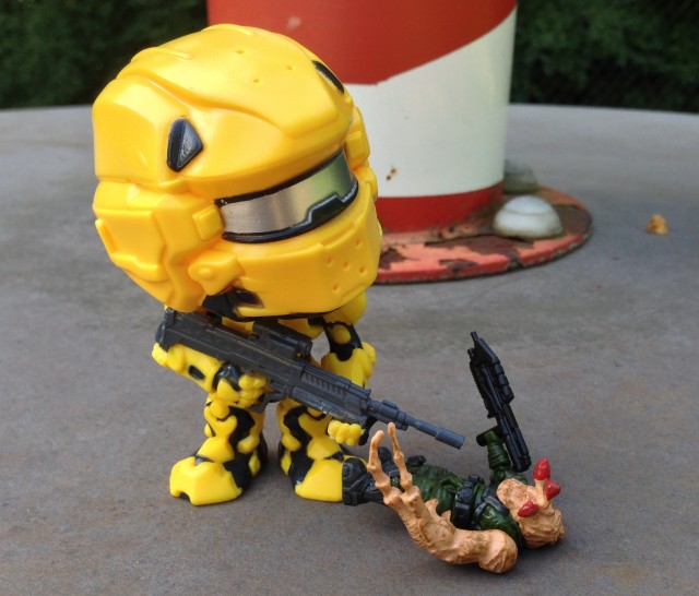 Halo 4 Funko POP! Vinyl Yellow Spartan Warrior Shoots Human Flood Mega Bloks Figure