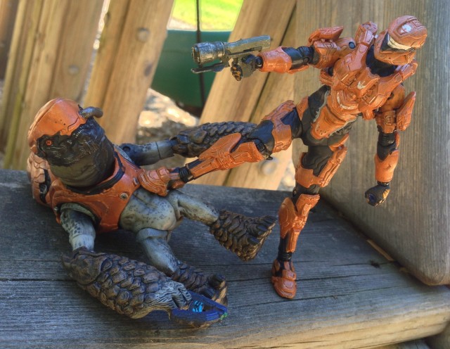 Halo 4 Wave 2 Orange Spartan Scout Figure shoots Sticky Detonator on Grunt Storm Figure