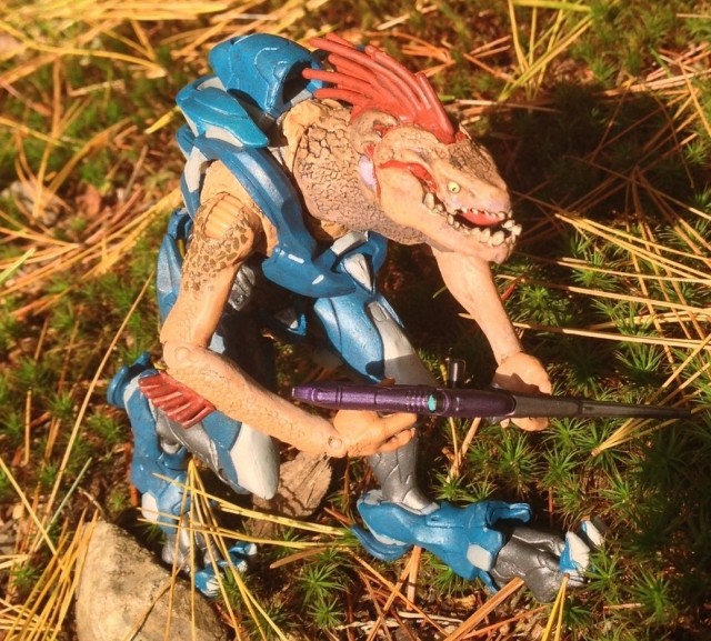 Storm Jackal Halo 4 Action Figure with Covenant Carbine in the Wild