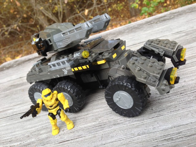 Halo Mega Bloks Cobra Vehicle in Mobile Mode with Yellow Mark VI Spartan Blue Visor Figure