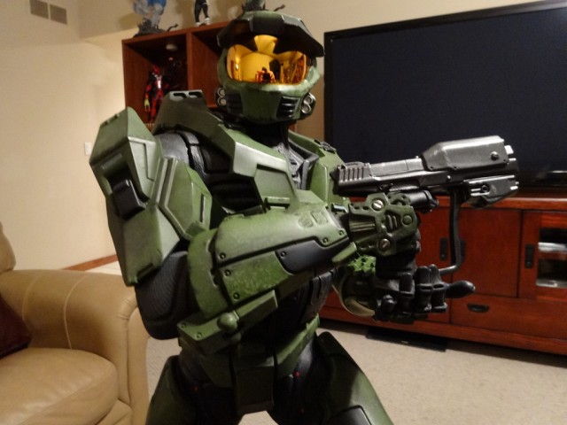 Premium Format Master Chief Statue with Pistol Sideshow Collectibles