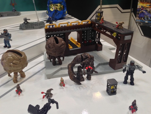 Mega Bloks Halo Flood Tank Form Infection Form Carrier Form Figures