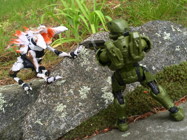 Mattel Halo Master Chief vs. Alpha Crawler Figure