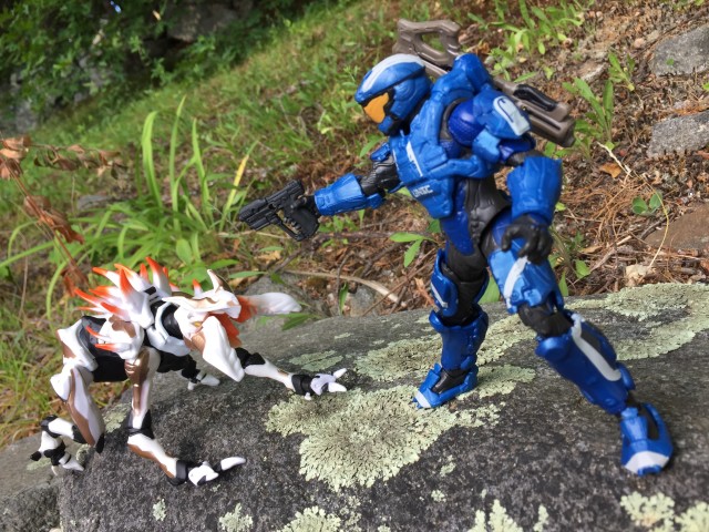 Mattel Halo Alpha Crawler vs. Spartan Air Assault Figure
